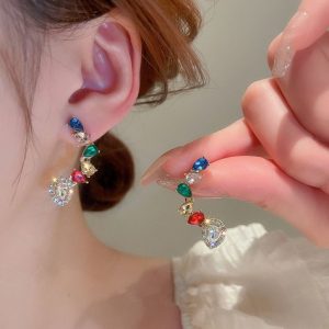 When a woman wears circular earrings?插图3