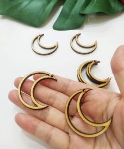 When a woman wears circular earrings?插图2