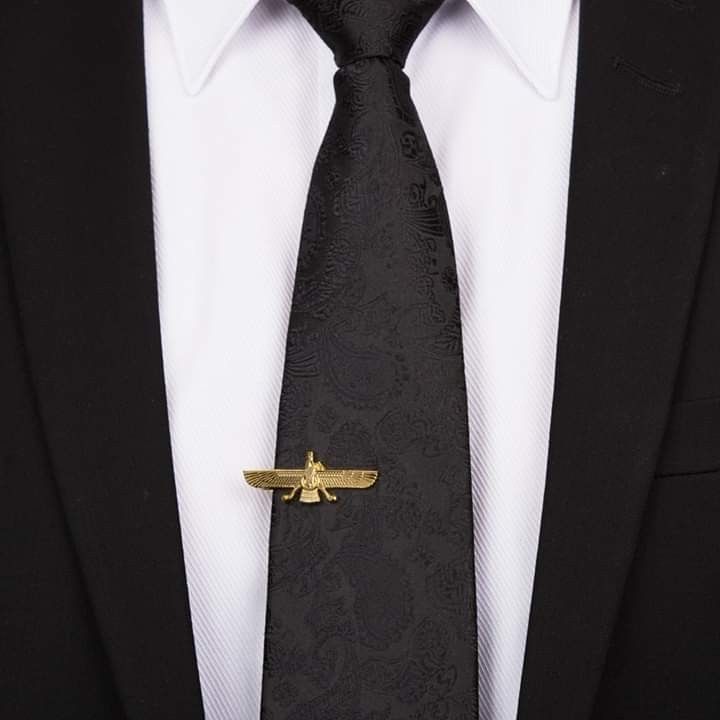 how to wear a tie clip